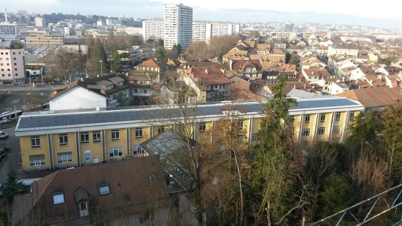 Die Communauté d'Emmaus im Herzen der Stadt Carouge/GE mit der 178 kW starken Ost-West-Anlage. Sie produziert 161‘700 kWh/a Solarstrom.