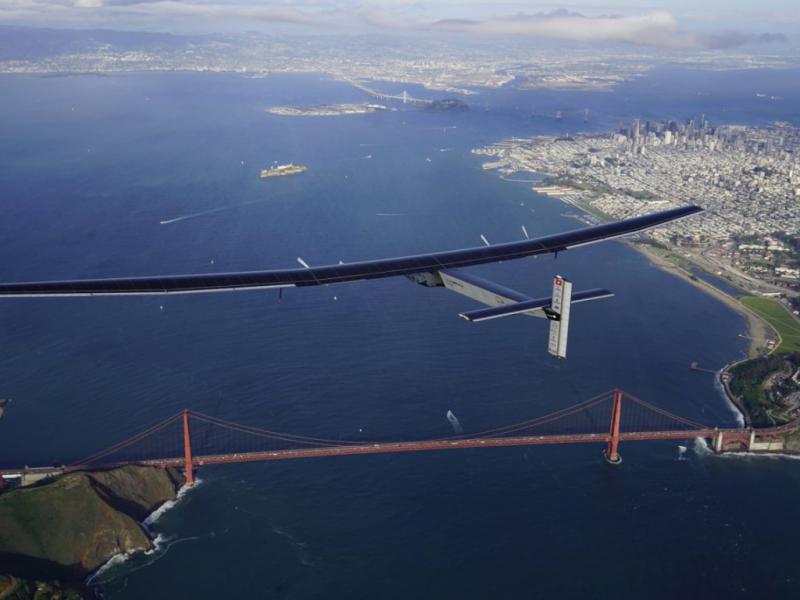 Solar Impulse 2 am 24. April über San Francisco bei der 9. von insgesamt 17 Etappen. Während der Weltumrundung wurden 8 Weltrekorde gebrochen.