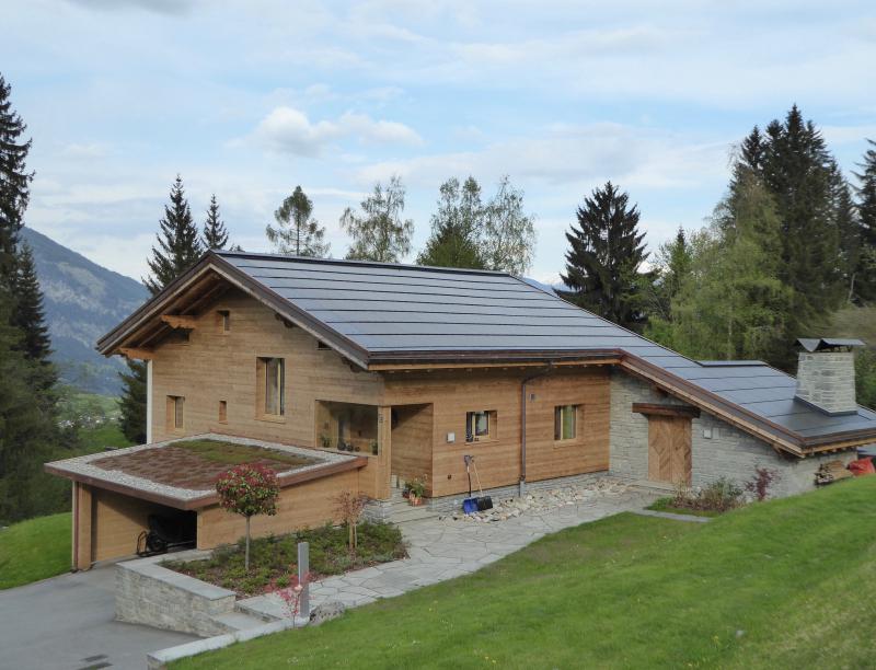 Südansicht des sanierten PEB-EFH. Die 22.6 kW starke PV-Anlage ist perfekt ganzflächig in das Ost-West-Dach integriert und produziert 18’900 kWh/a. 
