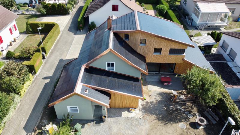 Am Breitlohweg wurde das Gebäude nicht nur erweitert und energetisch saniert, sondern auch eine ganzflächig nahezu perfekt integrierte PV-Dachanlage installiert.