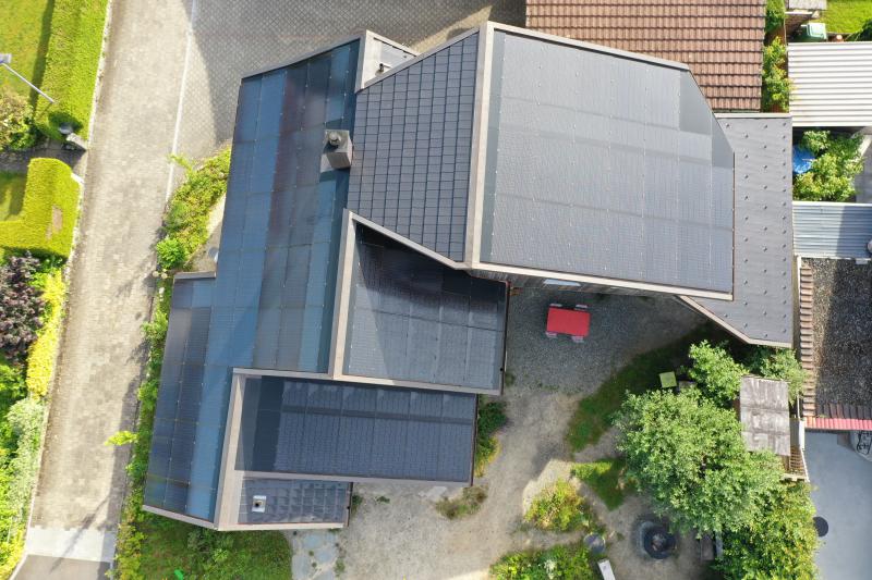 Die PV-Dachmodule sind sorgfältig in das Dach integriert. Dabei wurde die komplizierte Dachfläche vorbildlich ganzflächig genutzt.