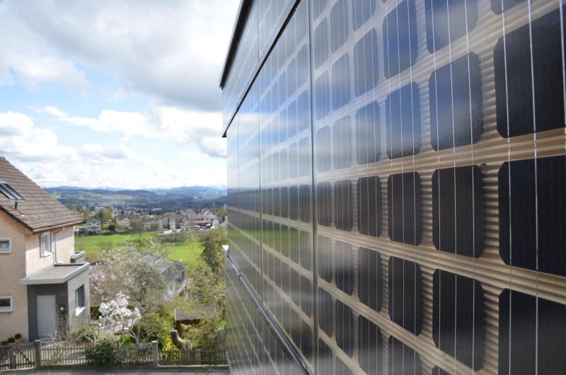 Die Fassadenanlage ist allseitig gut integriert. Durch die gleichzeitige Nutzung thermischer und PV-Energie wird eine Eigenenergieversorgung von 128% erreicht.