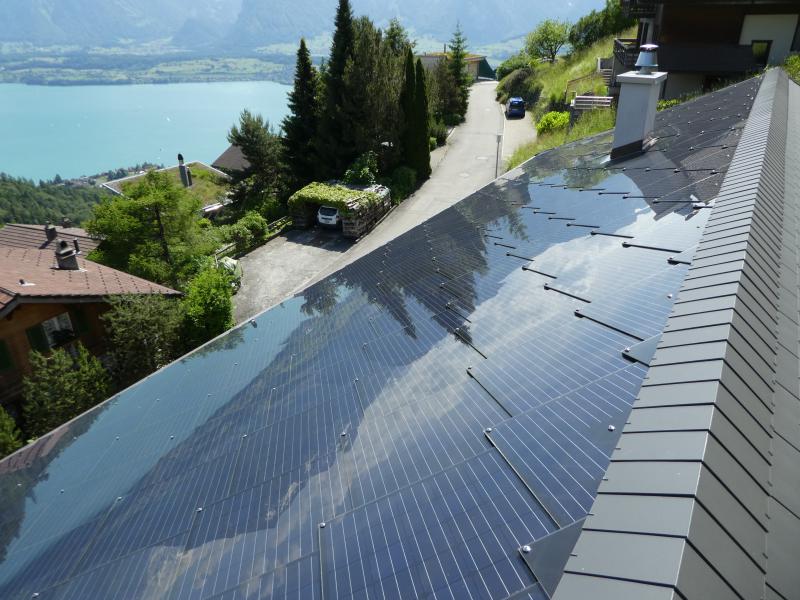 Das Solarschindeldach des PEB-EFH. Die vollflächige, südseitig integrierte 17.5-kWp-Dachanlage liefert 18’400 kWh/a. 