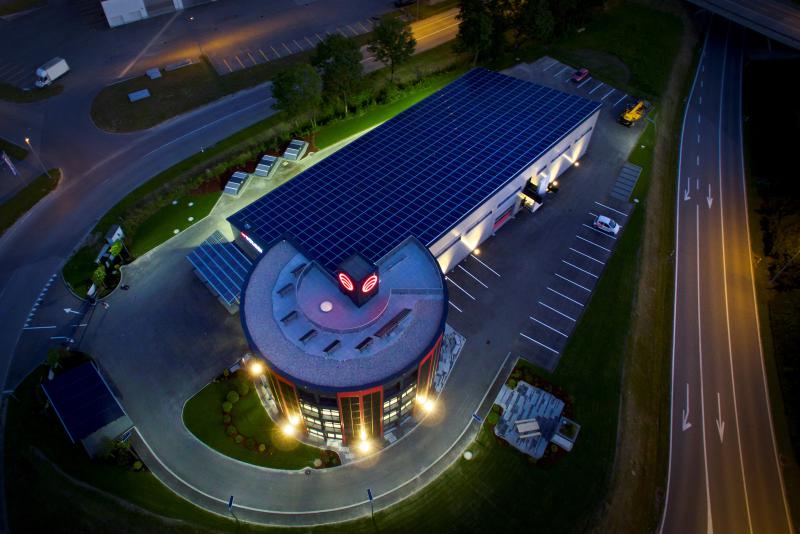 Ansicht des Bürogebäudes mit den überdachten Parkplätzen. Mit dem Überschuss von 71'000 kWh/a könnten jährlich 50 Elektrofahrzeuge CO2-frei betrieben werden.