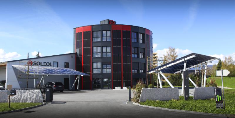 Gesamtansicht des Erneuerbare-Energie-Kraftwerks der Soleol SA mit den PV-Paneelen überdachten Parkplätze. Das Gebäude produziert gesamthaft 234‘700 kWh/a Solarenergie.