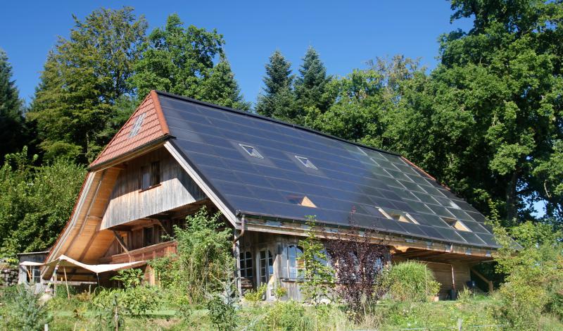 Das sanierte Bauernhaus in Madiswil/BE zeichnet sich durch die ansprechende, ganzflächig sehr gut integrierte Solaranlage aus. Sie deckt den Gesamtenergiebedarf zu 157%, ohne den Charme des historischen Bauwerkes zu beeinträchtigen, und wertet das Ortsbild zukunftsweisend auf.