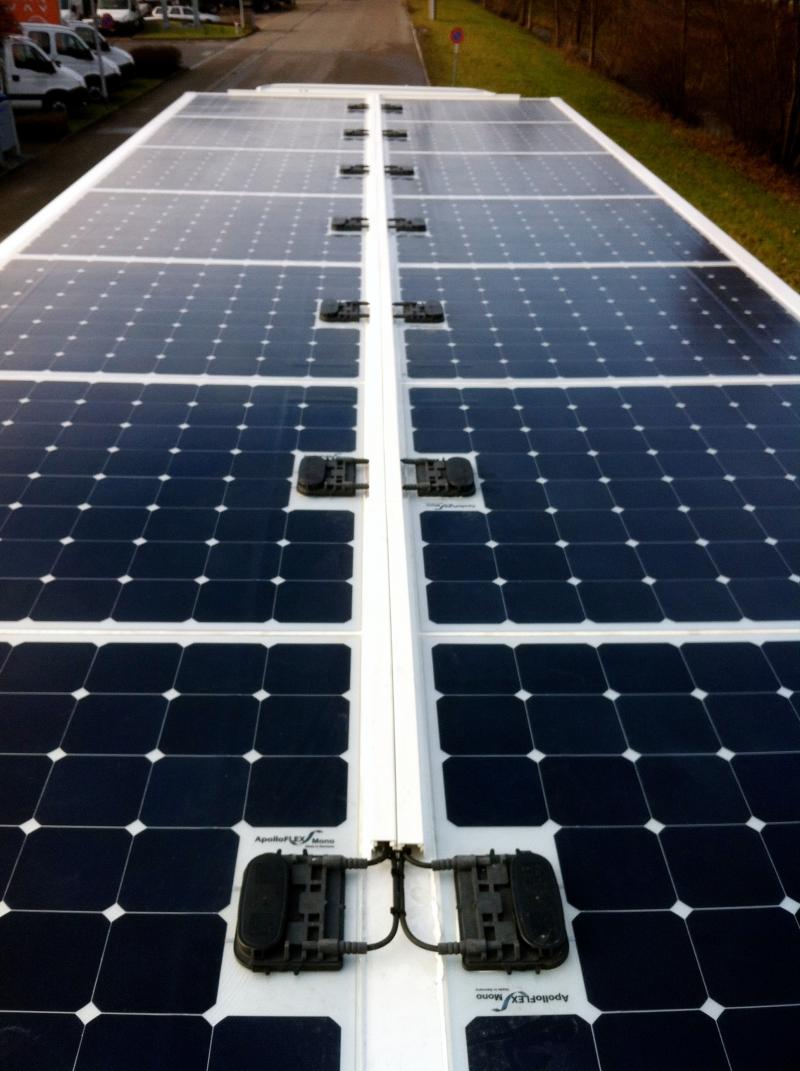 Detailansicht der 3 kWp-Anlage. Mit 17.5 m2 ist dies die grösste auf der Strasse fahrende, perfekt integrierte Photovoltaikanlage - sie erzeugt etwa 2’000 kWh/a.