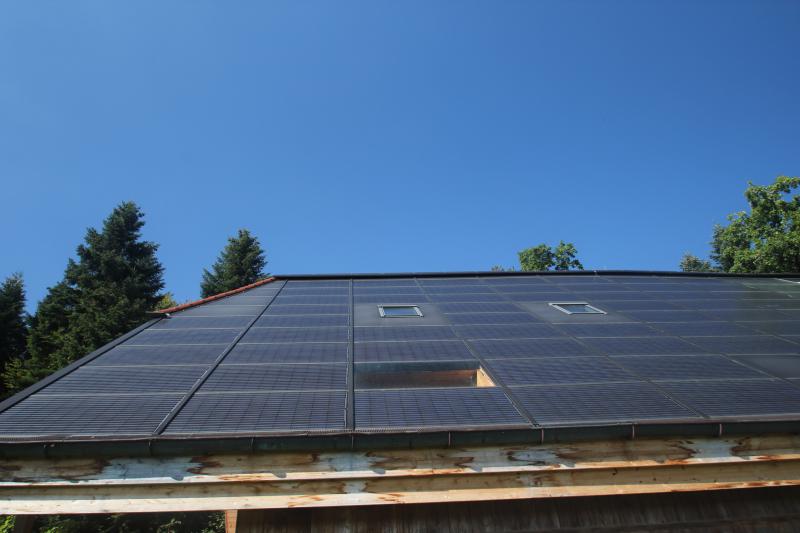 Auf der Südseite produziert die 15-kW-PV-Anlage mit ihren monokristallinen Zellen 16’800 kWh/a, harmonisch kombiniert mit der Sonnenkollektoranlage, die 12’200 kWh/a generiert.
