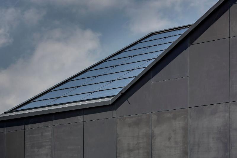 Auf dem Dach versorgen hocheffiziente monokristalline PV-Module die neun Wohnungen mit Strom und Wärme. 