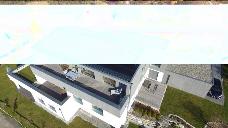 Die auf beiden Dachflächen perfekt installierte PV-Anlage von 116 m2 erzeugt jährlich 18’700 kWh und damit 165% mehr Energie, als der Haushalt benötigt.