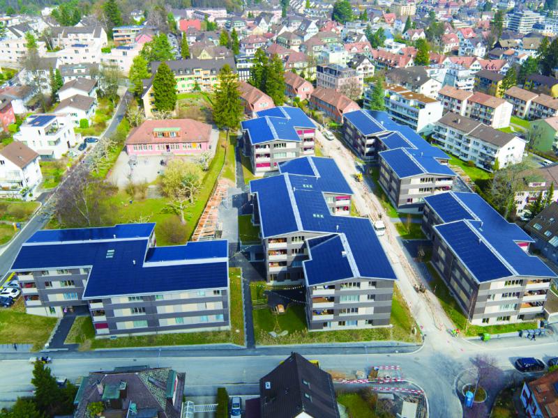 Gesamtansicht der ABZ-Wohnüberbauung in Zürich mit den 556 kW starken, ganzflächig optimal integrierten PV-Anlagen. Sie erzeugen jährlich 466’300 kWh. Mit dem Solarstrom-überschuss könnten 49 Elektrofahrzeuge je 12’000 km/a CO2-frei fahren.