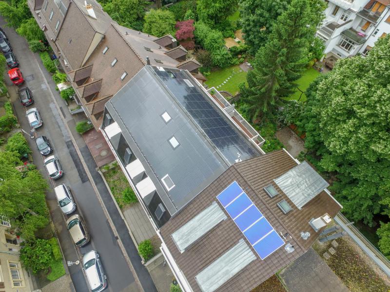 Ästhetisch ansprechend: Der Firstbereich bildet einen harmonischen oberen Abschluss der first- und seitenbündigen, 108 m2 grossen und 17.6 kW starken PV-Anlage.