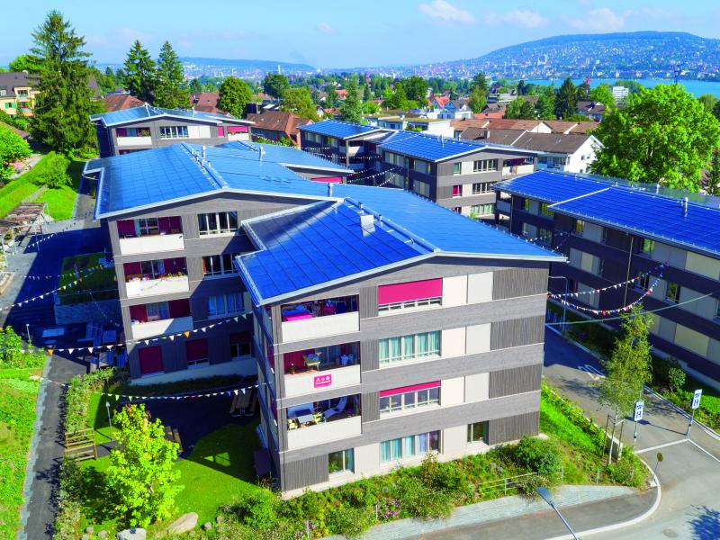 Süd-Ansicht der vierstöckigen PlusEnergieBau-Siedlung in Zürich. 