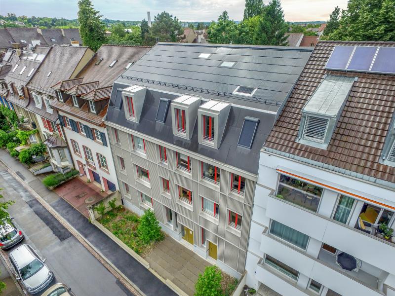 Der Dachbereich mit den Gauben passt zu den Nachbarbauten, wurde aber wegen der Verschattung mit Blindmodulen ausgekleidet.