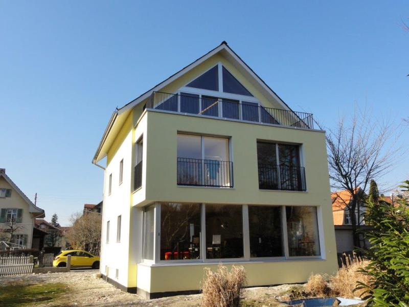 Südansicht des sanierten PEB-EFH Peter/Glücki. Die grossen Fenster nutzen die kostenlose passive Solarenergie. 