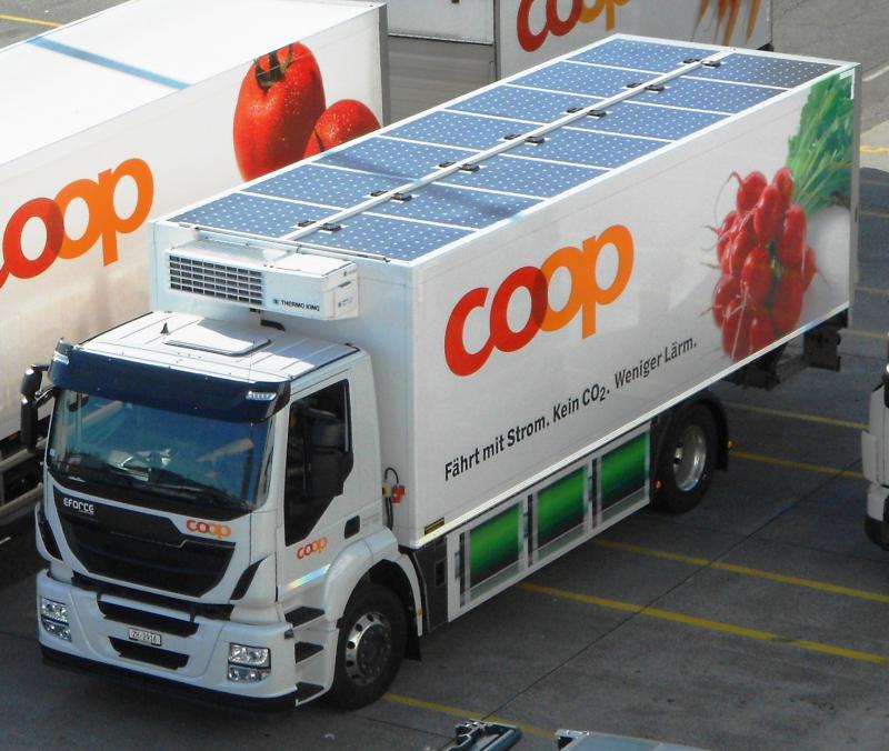 Der Coop-Elektro-LKW wartet im Depot auf seinen Einsatz.