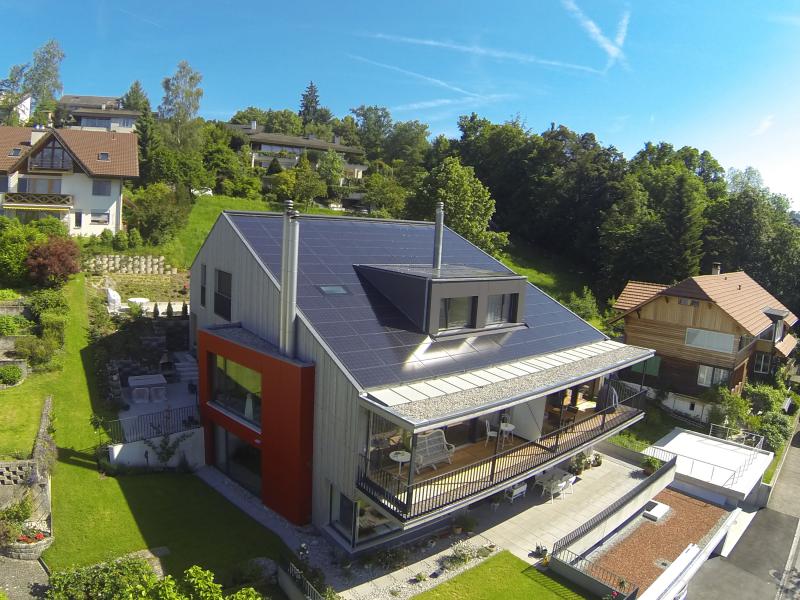 Anstelle des alten EFH in Steffisburg entstand ein PEB mit drei Wohnungen. Pro m2 Energiebezugsfläche sank der Gesamtenergiebedarf um den Faktor 10.