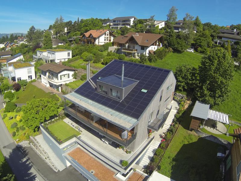 Gesamtansicht der ästhetisch ansprechenden Verbindung von Solarthermie und Photovoltaik, die jährlich eine 131%-ige Eigenenergieversorgung gewährleistet.