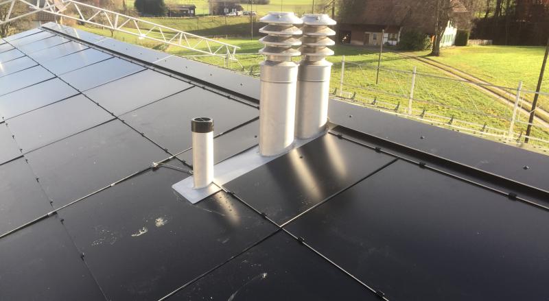 Die 25.7 kW starke PV-Flachdachanlage produziert mit ihren monokristallinen Solarzellen 26’600 kWh/a und deckt 232% des Gesamtenergiebedarfs.