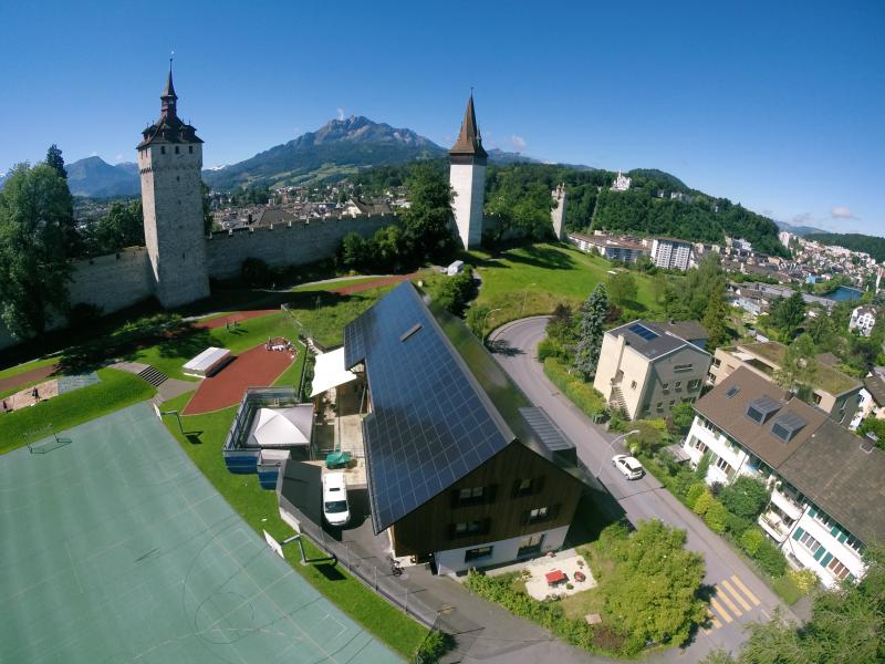 Die perfekte Ausführung sorgt für ein harmonisches Gesamtbild nahe der mittelalterlichen Museggmauer. 