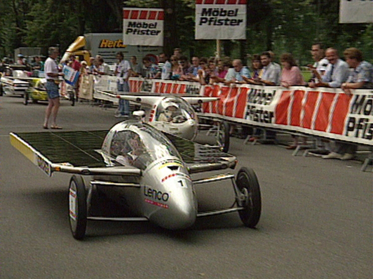 «Schweiz aktuell» strahlte zwischen 1985 und 1995 ingesamt elf Sendungen zum Solarmobilrennen Tour de Sol und der Alpinen Solarmobil-Europameisterschaft (ASEM) aus.