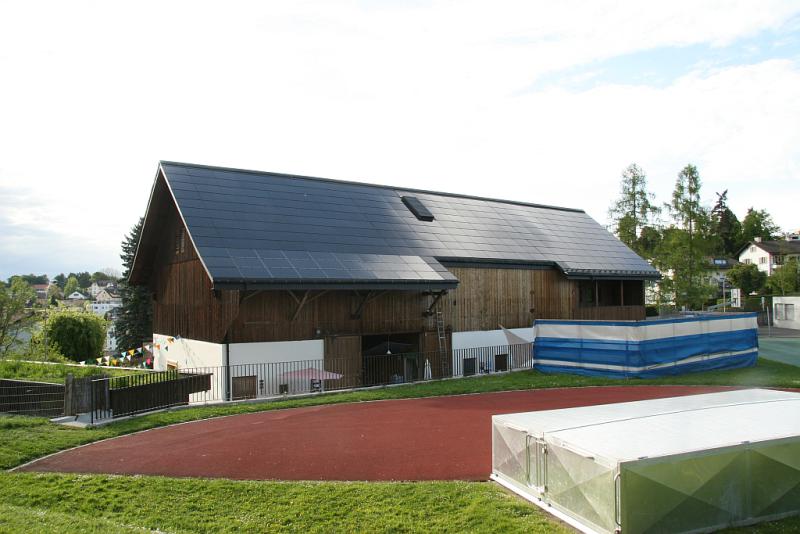 Die 564 m2 grosse und 91.8 kW starke PV-Anlage ist vorbildlich ganzflächig integriert. Sie erzeugt jährlich rund 76’500 kWh.