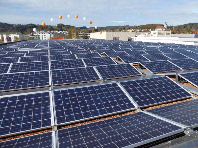 Im Gebäude und auf dem Dach befinden sich die neuesten Technologien der Energieeffizienz und der solaren Stromerzeugung. Ein vorbildliches Energiekonzept, das sich ökonomisch und ökologisch rechnet.