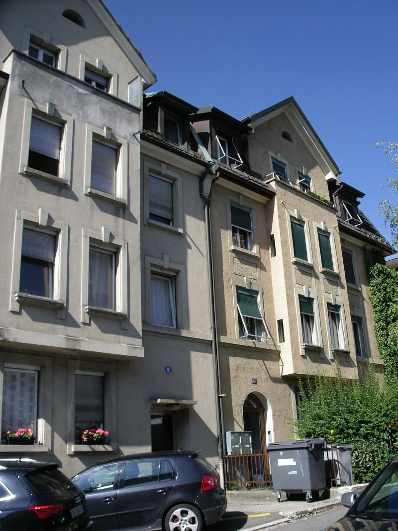 Vor der Sanierung verbrauchte das MFH 130’000 kWh/a und emittierte über 46t CO2.Heute ist es ein PEB mit 0.0t CO2-Emissionen und Solarüberschüssen.