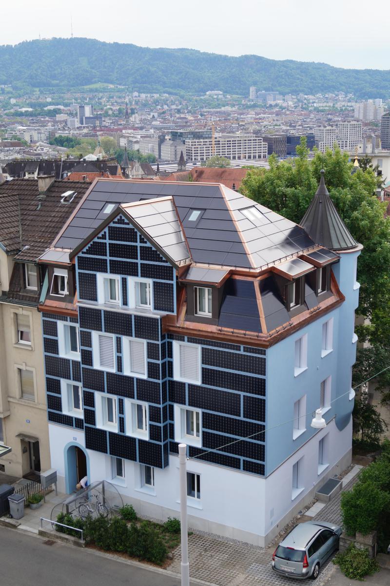 Nordostansicht der ersten Jugendstil-MFH-Sanierung in Europa dank Min.-P-Dämmung und Solarnutzung. Der Energiebedarf sank um 88% von 130’000 kWh auf 16’400 kWh/a. Zugleich erzeugt das PEB 19’500 kWh/a Solarenergie.