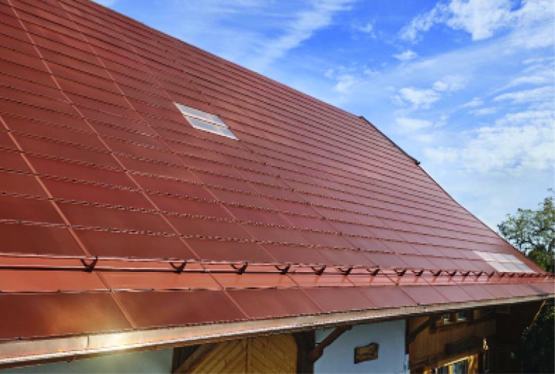 Die 27.2 kW starke PV-Anlage mit terrakottafarbenen Modulen, die speziell für denkmalgeschützte Häuser entwickelt wurden.