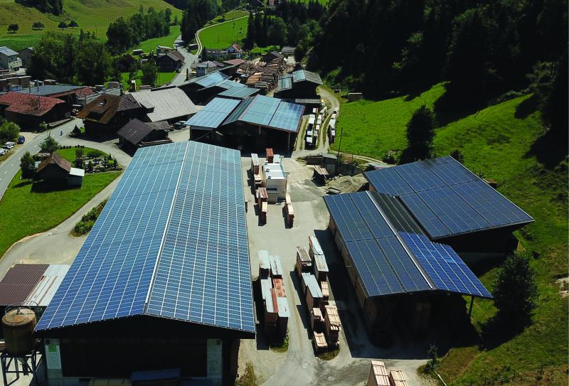 Die 1.1 MW starke PV-Anlage erstreckt sich über fast alle Dächer der Birrer Holz AG.