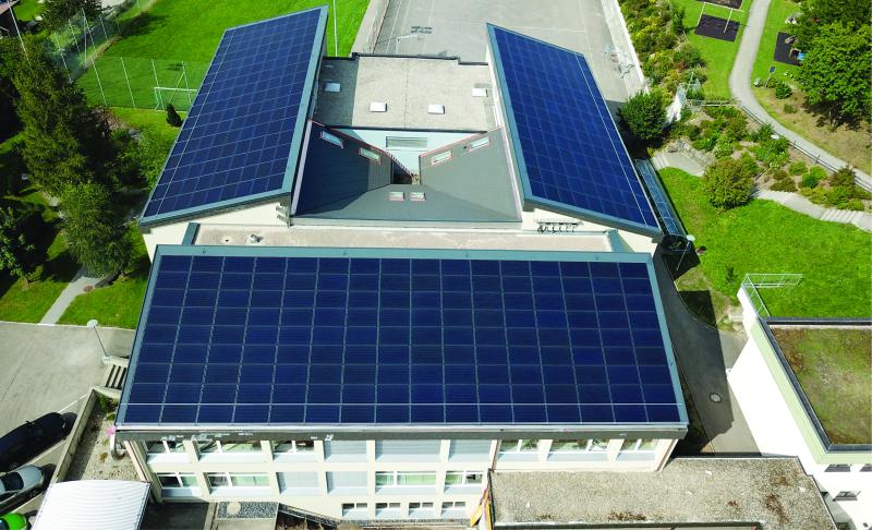 Die drei Ost-Süd-West Dächer des Oberstufenschulhauses Bodenmatt wurden 2017 ganzflächig mit einer 113 kW starken PV-Anlage ausgestattet. 