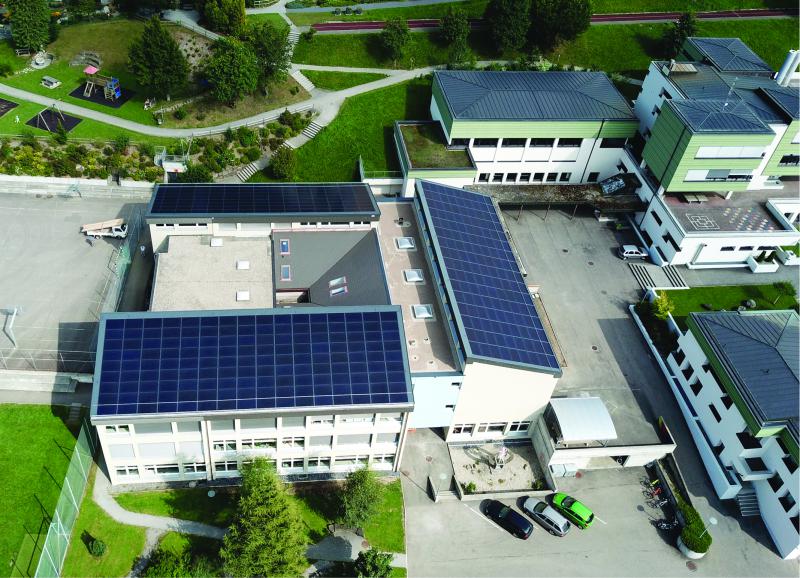 Die Solaranlage deckt mit 100’000 kWh/a den Gesamtenergiebedarf des Gebäudes von 217’000 kWh/a zu 46%.