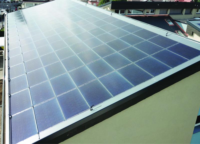 Der produzierte Solarstrom wird vorwiegend für die Infrastruktur der Schule, den Betrieb der Fernheizung und die Gemeindeverwaltung verwendet. 