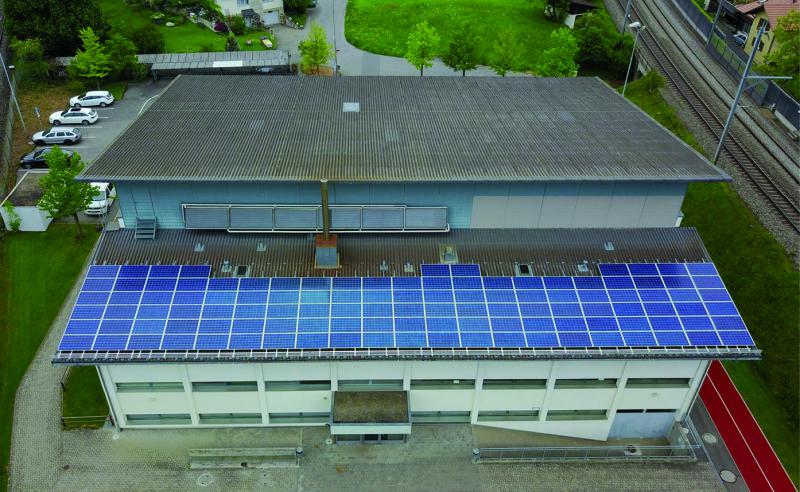 PV-Anlage auf dem Vordach der Turnhalle Dürrenbühl