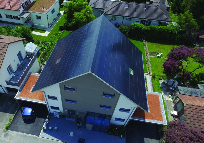 Die 33 kW starke PV Anlage ist ganzflächig in das Dach integriert