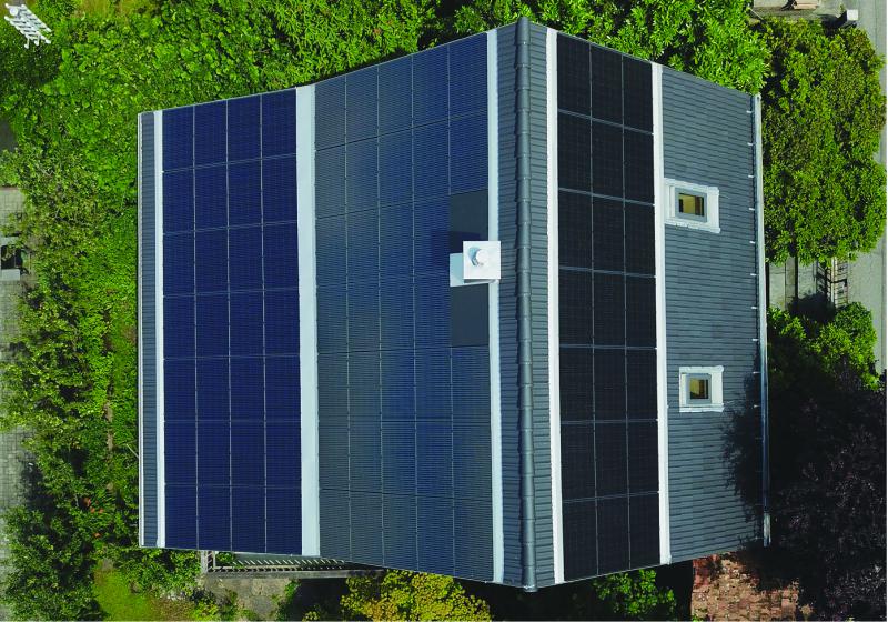 Die 15 kW starke PV-Anlage bedeckt ganzflächig die Nord-West Seite des Daches und etwa zur Hälfte die Süd-Ost Seite