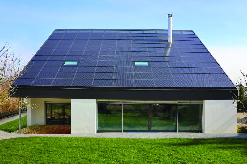 In die südliche Dachfläche integrierte PV-Anlage 