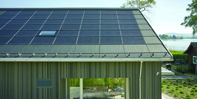 Die dachintegrierte 25 kW starke PV-Dachanlage harmoniert gut mit dem schlichten Holzbau
