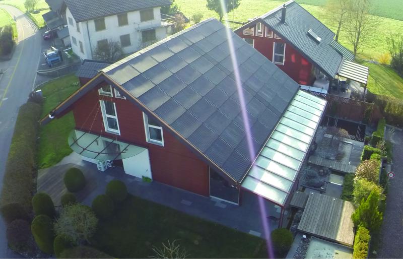 Die 25 kW optimal dachintegrierte PV- 	Anlage deckt den Gesamtenergiebedarf des PEB-EFH