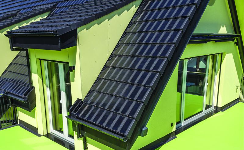 Die Dachfläche ist mit speziellen Panatron Solarmodulen gedeckt
