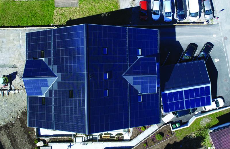 Die dachintegrierte PV-Anlage produziert mehr etwa 10% mehr Strom als sieben Wohnungen benötigen.