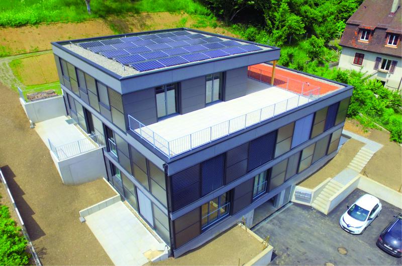 Die Sonnenkollektoren an der Südost- und Südwest-Fassade decken den Warmwasser und Heizbedarf