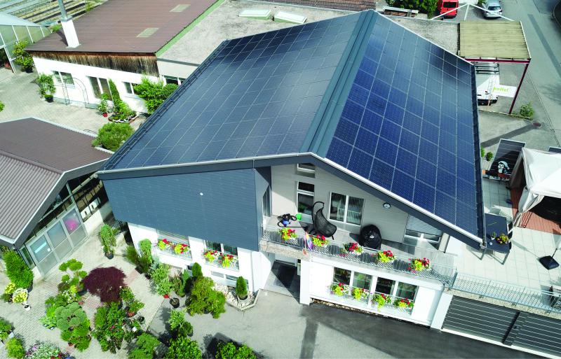 Das rahmenlose Glas-Laminat-Indachsystem wurde ganzflächig auf der Dachfläche integriert.