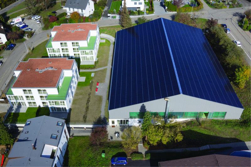 Die ganzflächig optimal integriere, 316 kW starke PV-Anlage deckt den Strombedarf des gesamten Areals