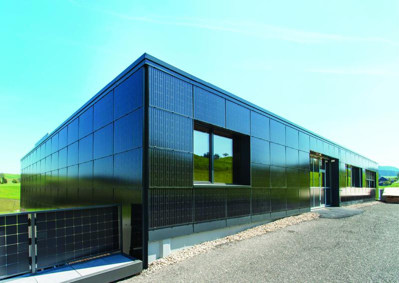 Der PlusEnergie-Gewerbebau hat bei einem Energiebedarf von 30’200 eine Eigenenergieversorgung von 213%