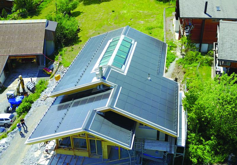 Die auf dem Süddach errichtete 14.7 kW starke PV-Anlage produziert rund 15'700 kWh/a.