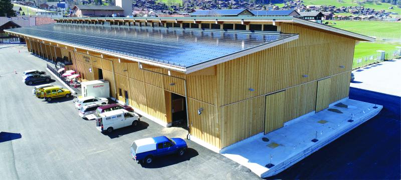 Die elegante und schlicht gehaltene Simmental Arena fügt sich sehr gut in die Umgebung ein.