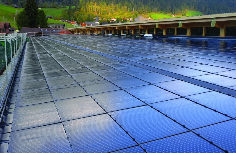 Die südseitige PV-Dachanlage ist vorbildlich ganzflächig integriert und erzeugt 180’400 kWh/a