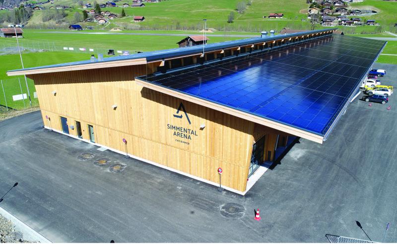 Der PEB versorgt dank Netzanschluss die angrenzenden Schulhäuser, Turnhallen und den Gemeindesaal mit CO2-freiem Solarstrom